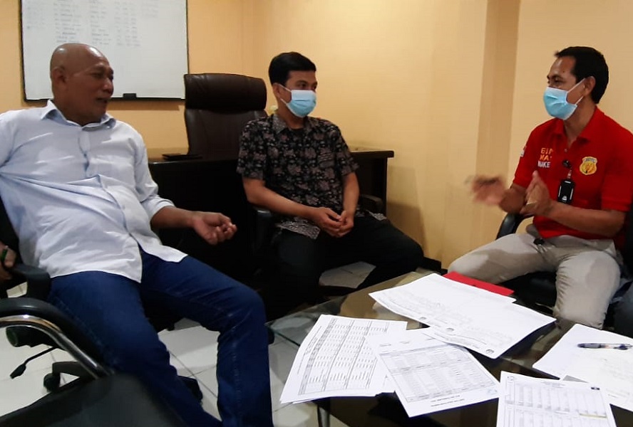 Kepala Kantor BP Jamsostek Gresik, Ahmad Fauzie Usman (kaos merah) bersama perwakilan perusahaan-perusahaan, Selasa (30/3/2021).