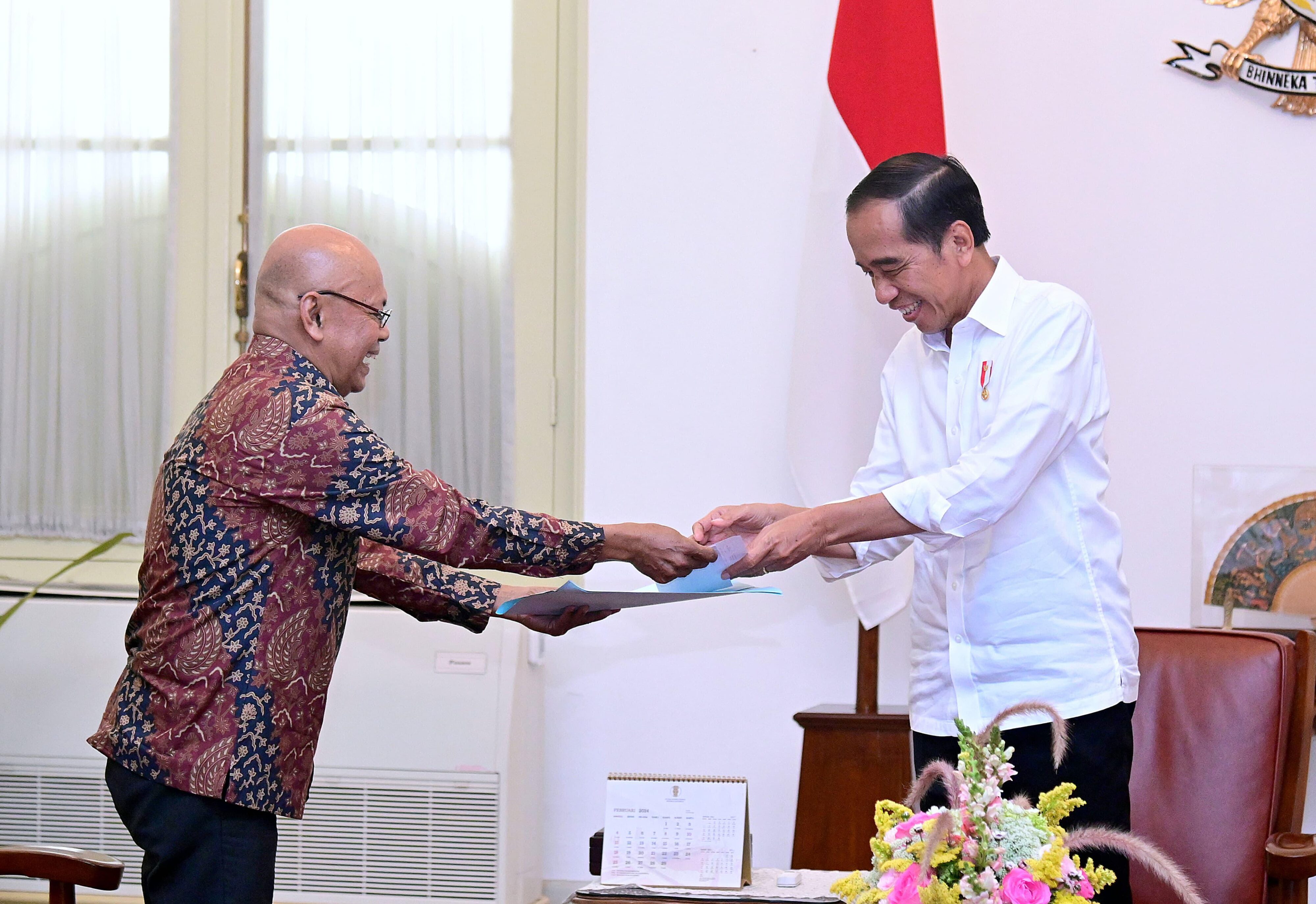 Presiden Jokowi menerima Ketua dan anggota KPPS Tempat Pemungutan Suara (TPS) 10 Kelurahan Gambir di Istana Merdeka, Jakarta, pada Senin, 12 Februari 2024. (Foto: BPMI Setpres/Muchlis Jr)