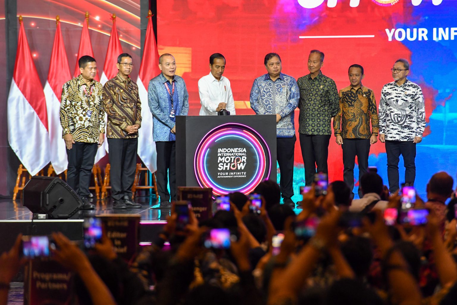Presiden Jokowi membuka pameran otomotif IIMS 2024, di JI-Expo Kemayoran, Jakarta, Kamis (15/02/2024). (Foto: Humas Setkab/Jay)