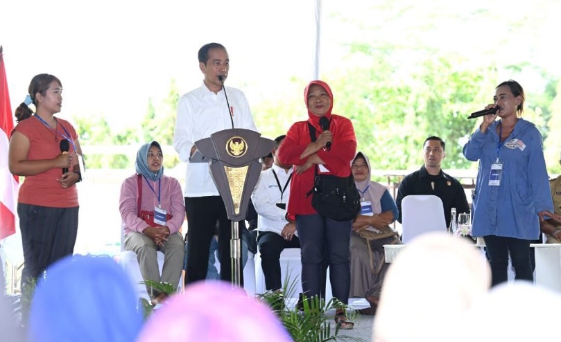 Presiden Jokowi berdialog dengan para peserta program membina ekonomi keluarga sejahtera (Mekaar) binaan Permodalan Nasional Madani (PNM) pada Senin, 29 Januari 2024, di Stadion Gemilang, Kabupaten Magelang, Provinsi Jawa Tengah. (Foto: BPMI Setpres/Kris)