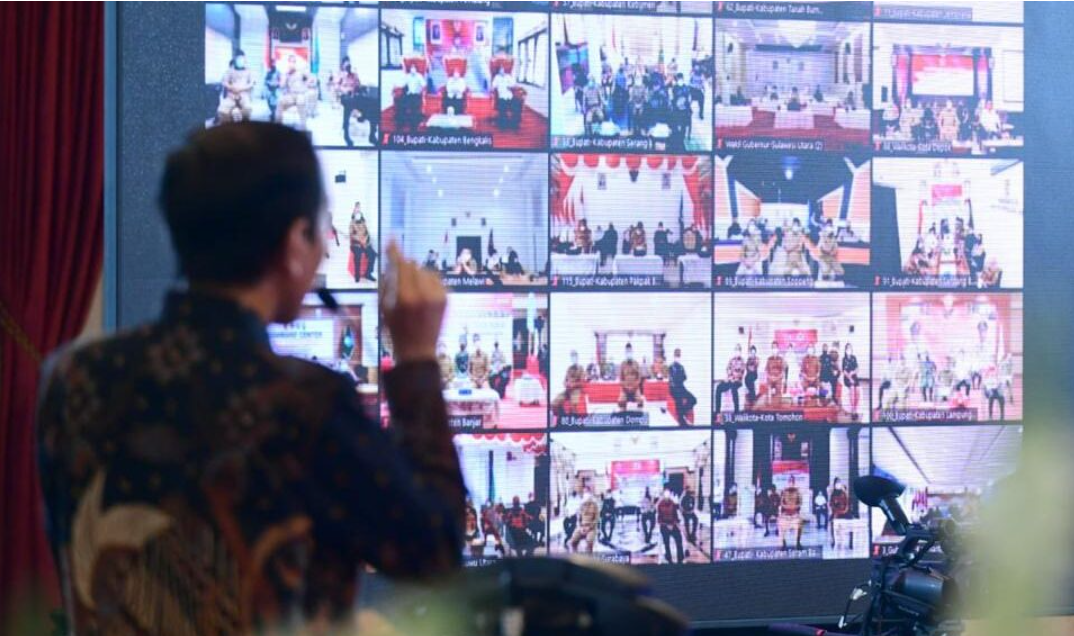 Presiden Joko Widodo memberikan pengarahan secara virtual kepada para kepala daerah dari Istana Negara, Jakarta, pada Rabu (14/4/2021). (Foto: BPMI Setpres).