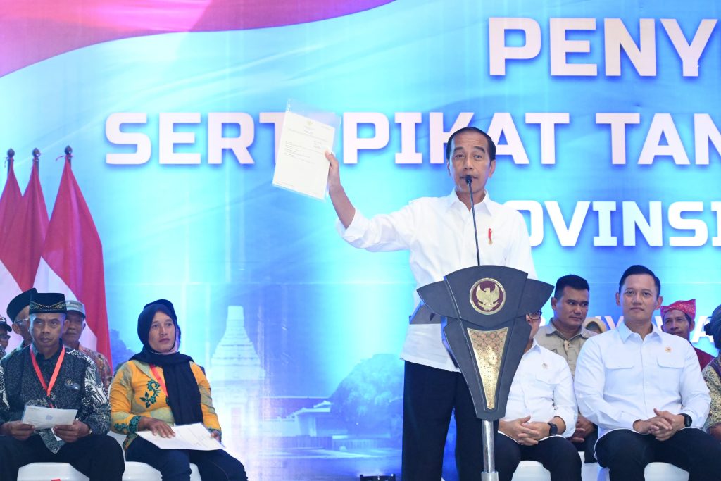 Presiden Joko Widodo menyerahkan 10.323 sertifikat tanah elektronik kepada masyarakat yang dipusatkan di GOR Tawang Alun, Kabupaten Banyuwangi, Provinsi Jawa Timur pada Selasa, 30 April 2024. Foto: BPMI Setpres/Kris