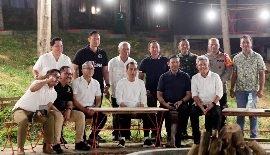 Presiden Jokowi bersama sejumlah menteri di kawasan Ibu Kota Nusantara (IKN), Kabupaten Penajam Paser Utara, Provinsi Kalimantan Timur, Kamis, 29 Februari 2024. (Foto: BPMI Setpres/Muchlis Jr.)