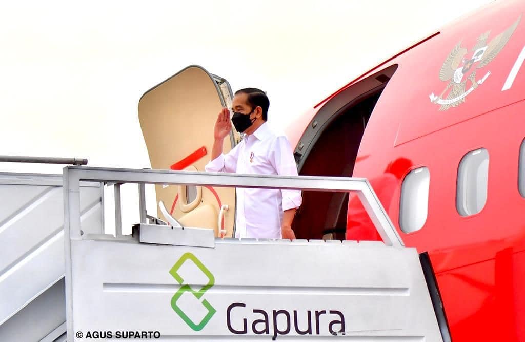 Presiden Jokowi memberi hormat saat hendak terbang ke Madiun. (Instagram)