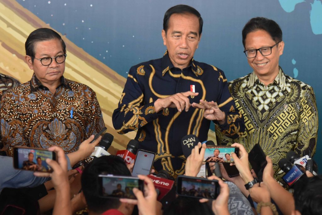 Presiden Jokowi memberikan keterangan pers usai membuka Rakerkesnas Tahun 2024, di ICE BSD, Tangerang, Banten, Rabu (24/04/2024). 