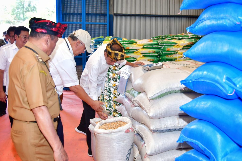 Presiden Jokowi mengunjungi Kompleks Pergudangan Bulog Laende di Kabupaten Muna, Sulawesi Tenggara pada Senin (13/05/2024). (Foto: BPMI Setpres/Vico)