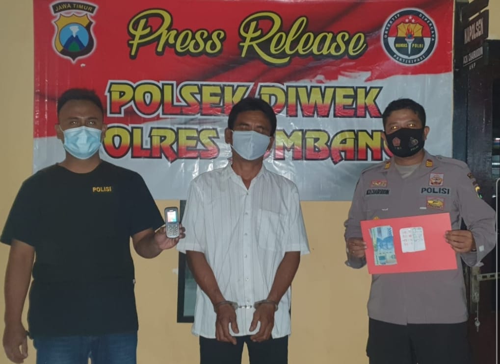 Tersangka judi online diamankan ke Polsek Diwek, Jombang