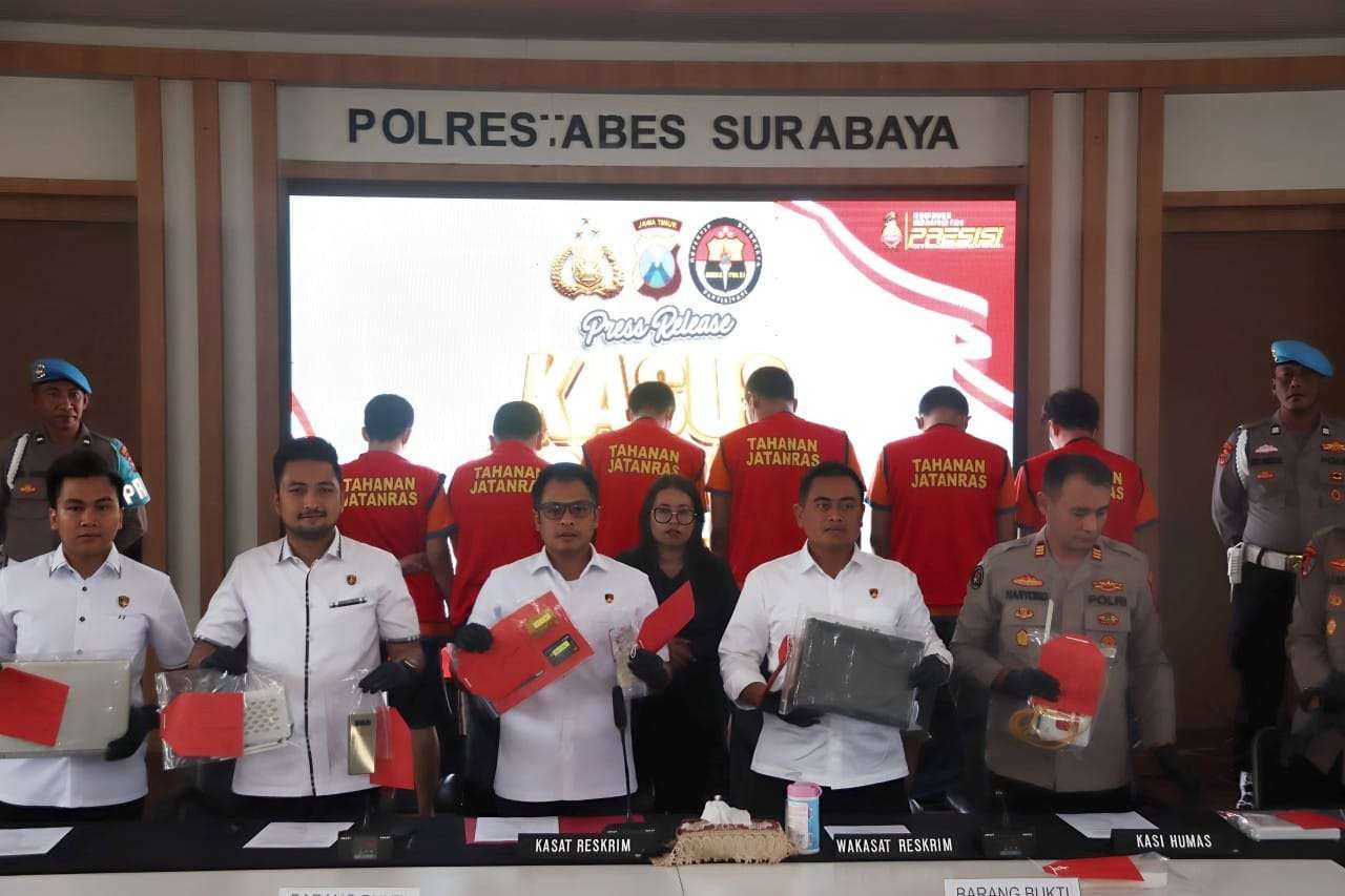 Polrestabes Surabaya merilis penangkapan bandar judi slot Royal Dream). (Foto/ Humas Polri)
