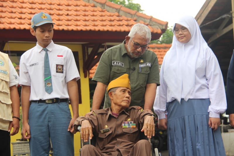 Kepala Dinas Sosial Provinsi Jawa Timur Alwi bersama veteran dan siswa-siswi SMA.