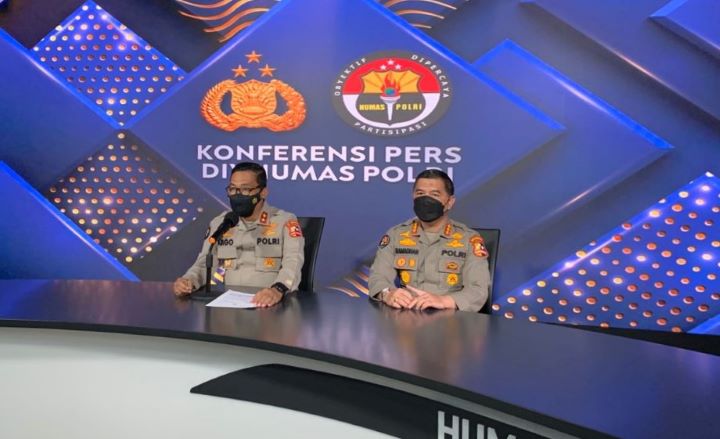  Kadiv Humas Polri Irjen Argo Yuwono (kiri)