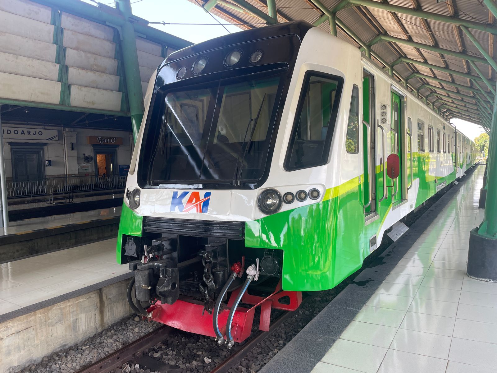 KAI Commuter melayani para pemudik lokal 