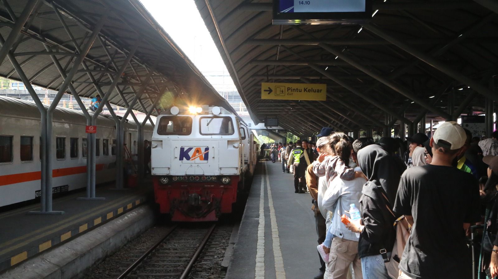 Ribuan pengguna moda angkutan kereta sedang menunggu di stasiun wilayah Daop 8 Surabaya