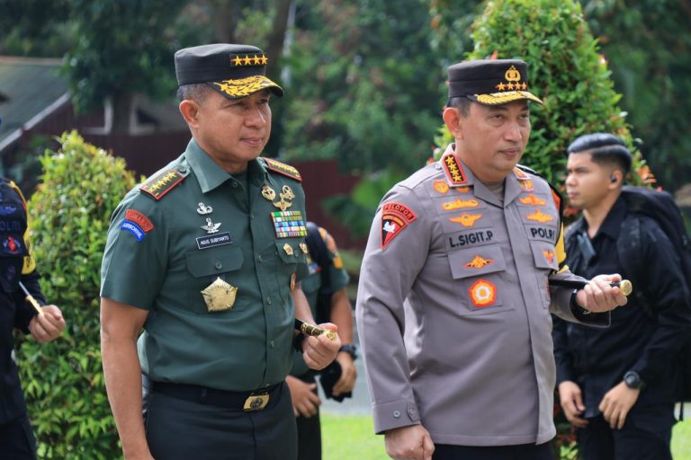 Kapolri Jendral Listyo Sigit Prabowo (kanan)