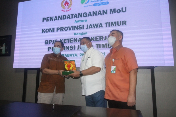 Ketua KONI Jatim Erlangga Satriagung (kiri) bersama pejabat BPJS Ketenagakerjaan.