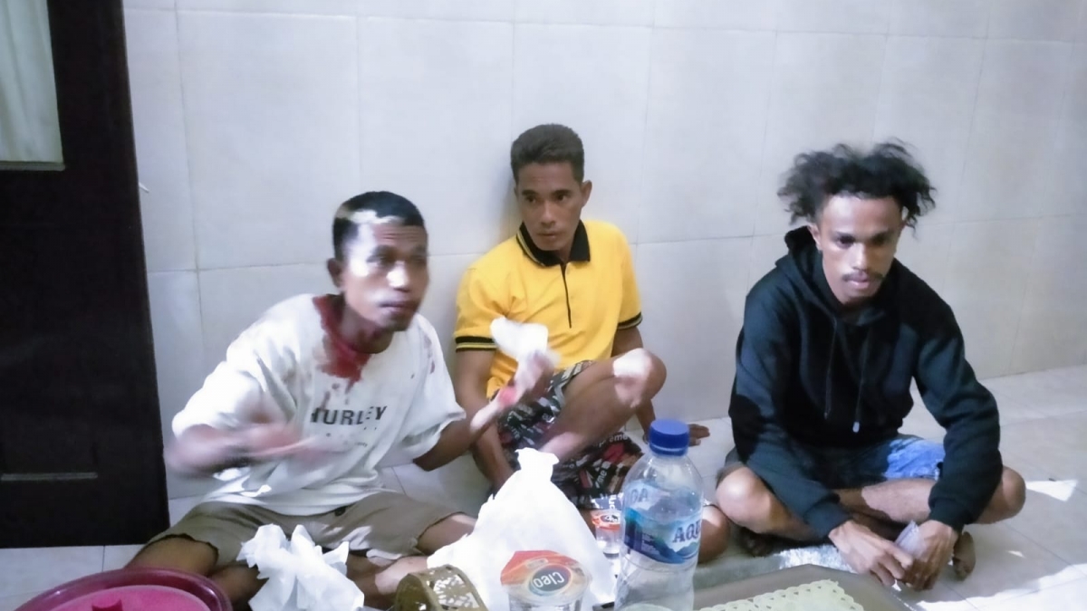 Korban berkaos putih, yang mengalami luka bagian kepala.