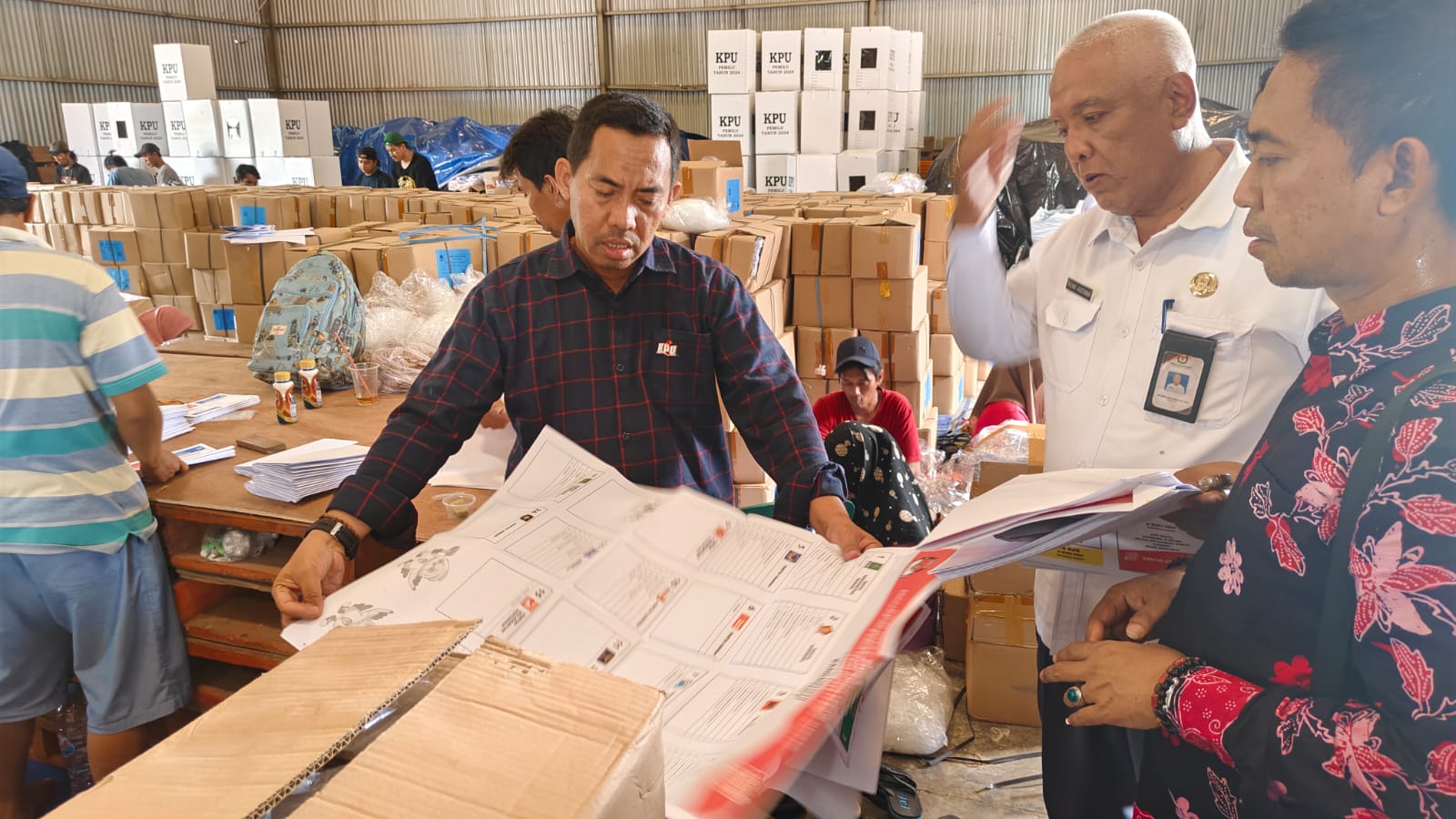 Anggota KPU Jatim, Miftahul Rozaq saat meninjau logistik surat suara di gudang logistik Kab. Bangkalan. 