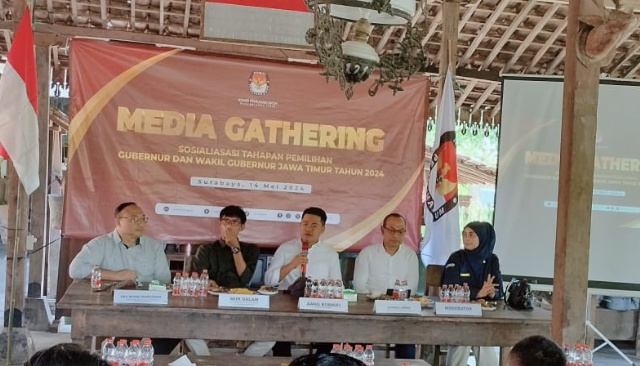 Dari kanan Anggota KPU Jatim, Chairul Umam, Nur Salam, Eka Wisnu Wardhana, dan Ketua KPU Jatim, Aang Kunaifi (Tengah) saat media gatering bersama media terkait sosialiasi tahapan pemilukada Jatim 2024.(KOminfo)