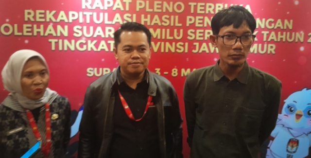 Ketua KPU Jatim, Aang Kuanaifi dan anggotanya