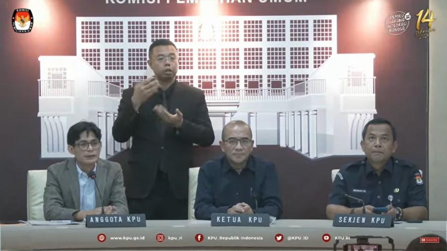 Ketua KPU RI Hasyim Asy'ari (tengah) saat memberikan keterangan pers terkait pemungutan suara di luar negeri dalam Pemilu 2024. (Foto: tangkapan layar youtube/Infopublik) 