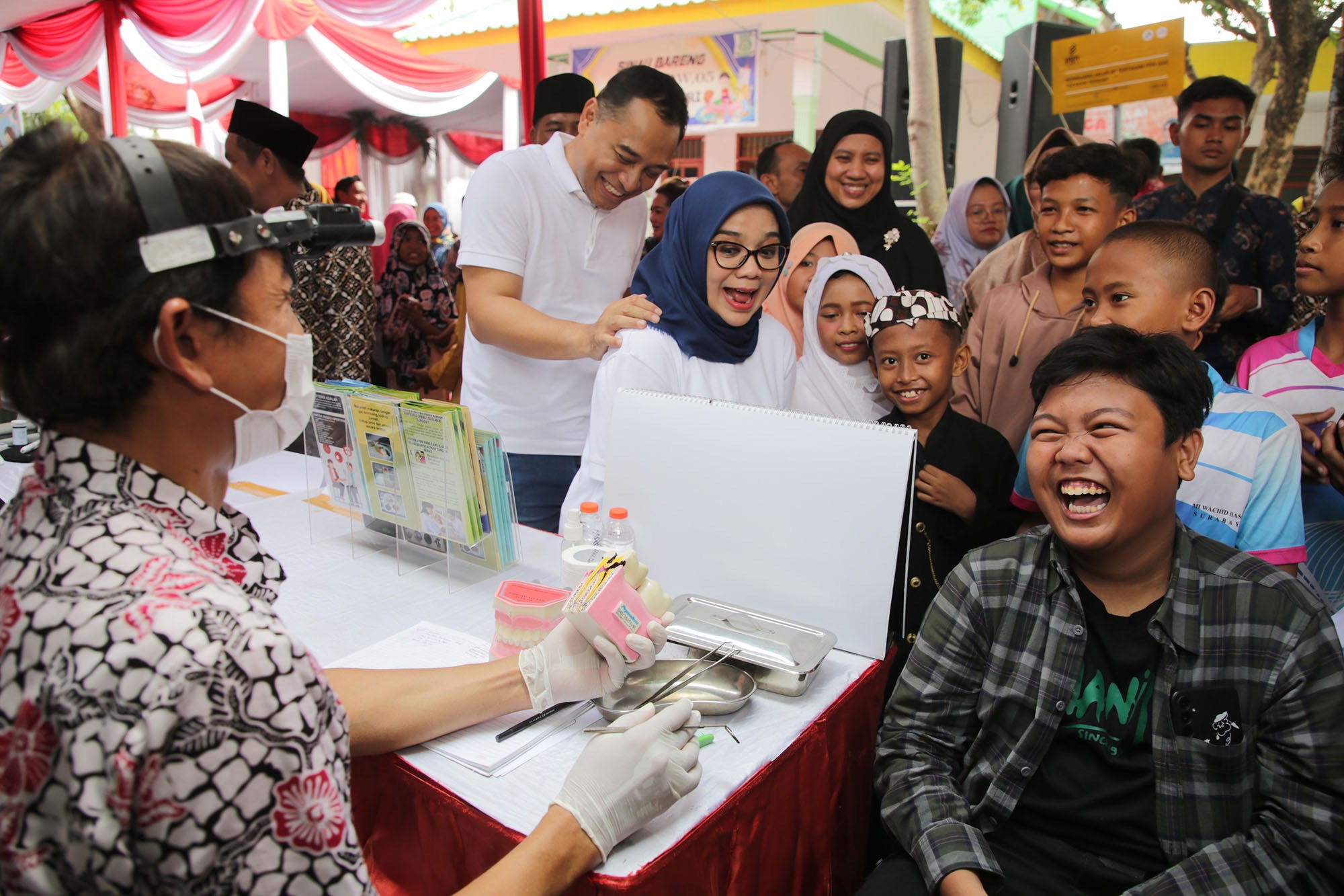Wali Kota Surabaya Eri Cahyadi dan istrinya