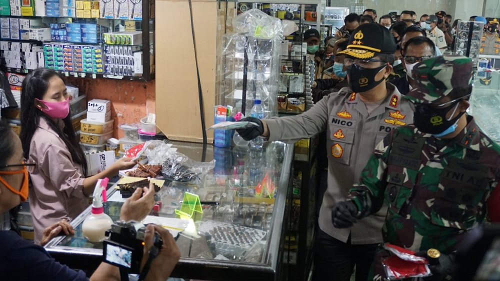 Kapolda Jatim Irjen Pol. Nico Afinta bersama Pangdam V Brawijaya Mayjen TNI Suharyanto dan Sekdaprov Jatim Heru Tjahjono membagikan masker di Pusat Grosir Surabaya (PGS), Senin (01/02/2021).
