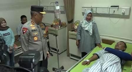 Kapolda Jatim Irjen Imam Sugianto menjengguk para korban di RS Bhayangkara