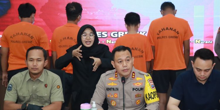 Kapolres Gresik AKBP Adhitya Panji Anom merilis kasus kerusuhan di Stadion GJS.