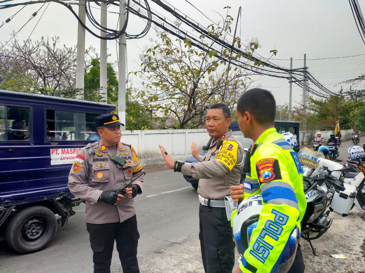 Kapolsek Benowo AKP Nurdianto Eko Wartono melakukan pengecekan Shuttle Bus piala dunia U-17 
