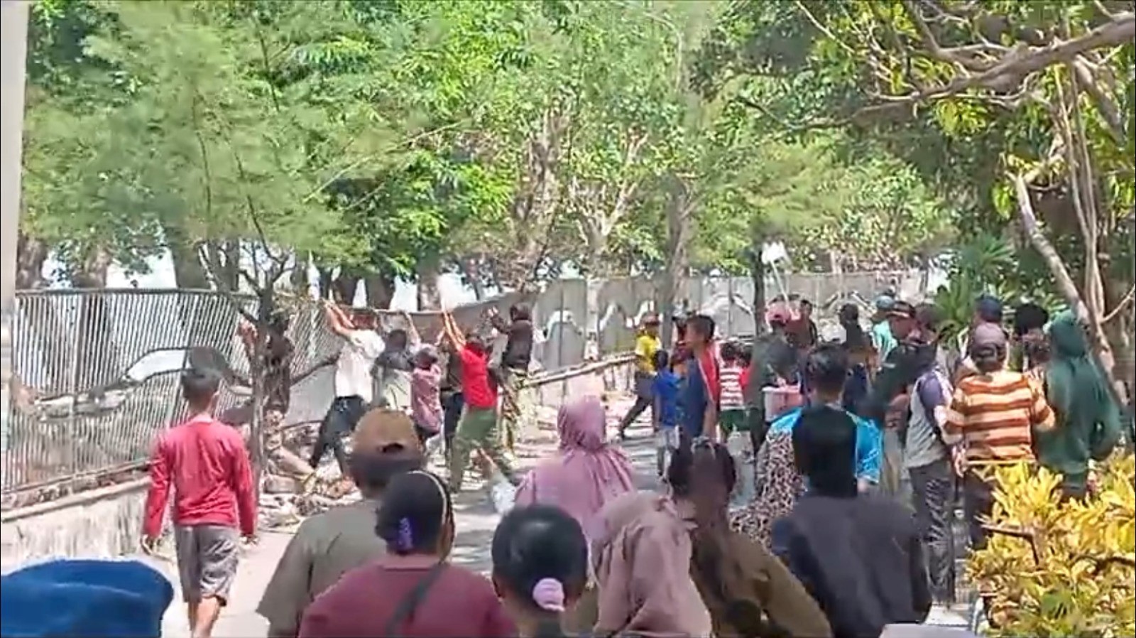 Aksi perusakan pagar pantai batu-batu Kenjeran