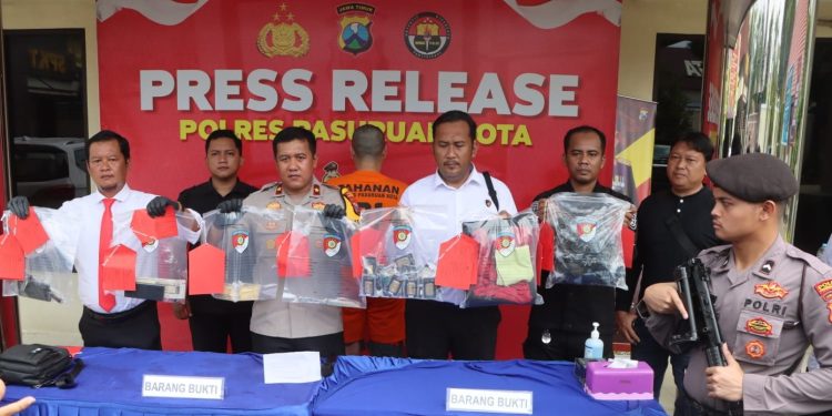 Wakapolres Pasuruan Kota Kompol Azi Pratas Guspitu merilis kasus pembunuhan dengan korban warga Sidoarjo. (Foto: Tribratanews Polri)