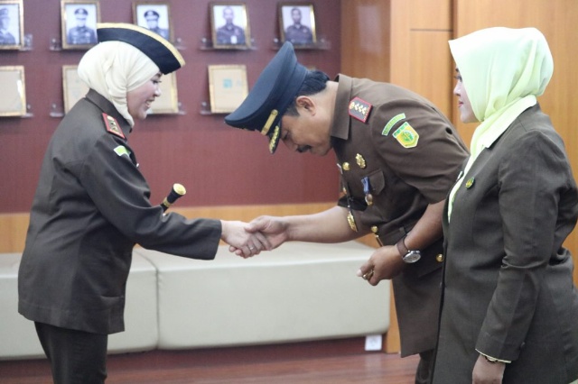 Kajati Jatim melantik Dzakiyul Fikri sebagai Kepala Kejaksaan Negeri (Kajari) Bondowoso menggantikan Puji Triasmoro yang terjaring OTT KPK. 
