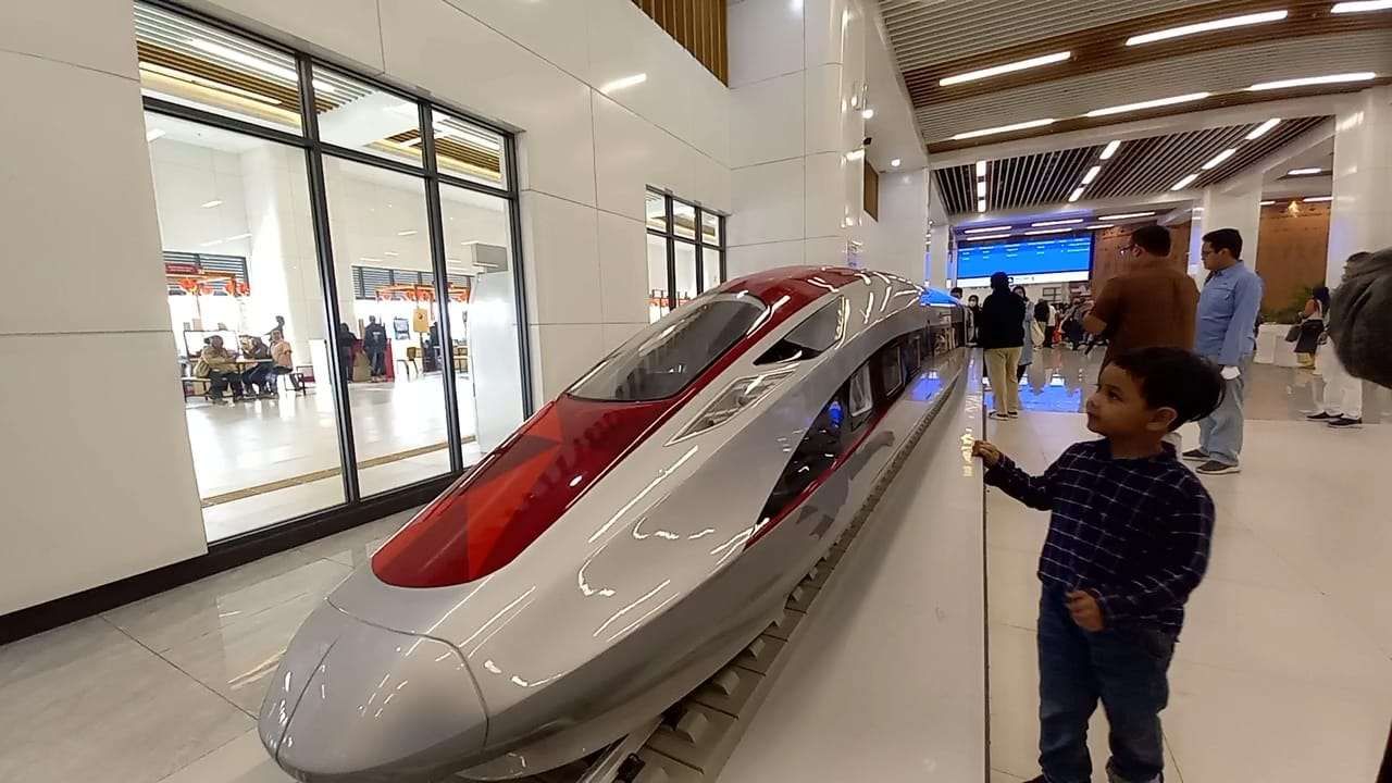 Seorang anak tengah memandangi maket Kereta Cepat Whoosh (Foto: RRI/Nugroho)