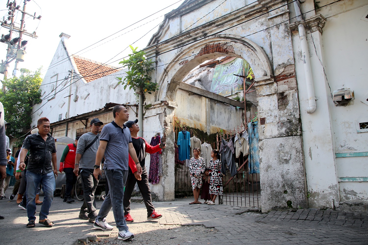 Wali Kota Surabaya Eri Cahyadi meninjau kawasan wisata religi Sunan Ampel
