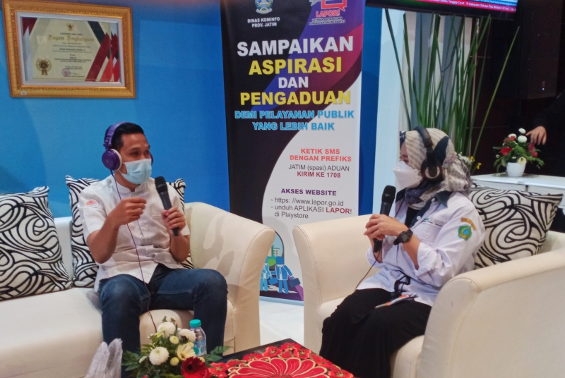 Ketua KPID Jatim Afif Amrullah saat menggelar Podcast di stand Diskominfo di pameran Pelayan Publik Grand City Surabaya dipandu oleh Amira Suara Sidoarjo. (JNR)