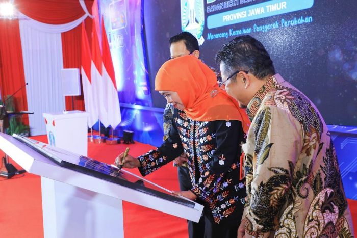 Gubernur Jawa Timur, Khofifah Indar Parawansa, telah meresmikan Badan Riset dan Inovasi Daerah (BRIDA) Provinsi Jatim, yang sebelumnya bernama Badan Penelitian dan Pengembangan (Balitbang) Provinsi Jatim. (Kominfo Jatim)
