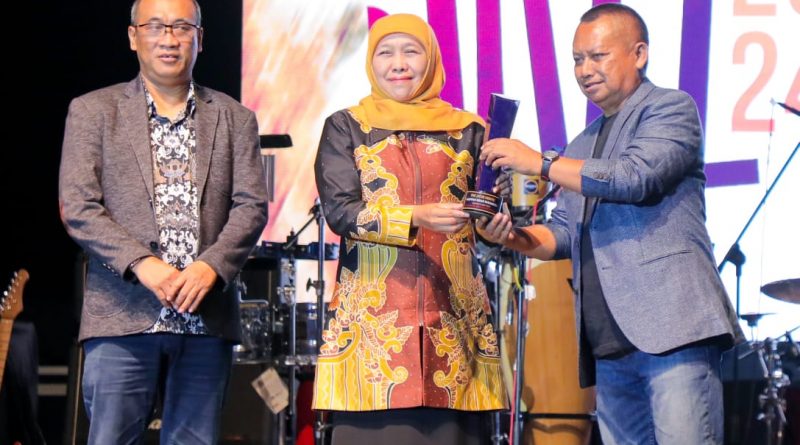 Gubernur Jawa Timur, Khofifah Indar Parawansa, menerima penghargaan PWI Jatim Award sebagai Tokoh Nasional Peduli Ekonomi Kerakyatan.