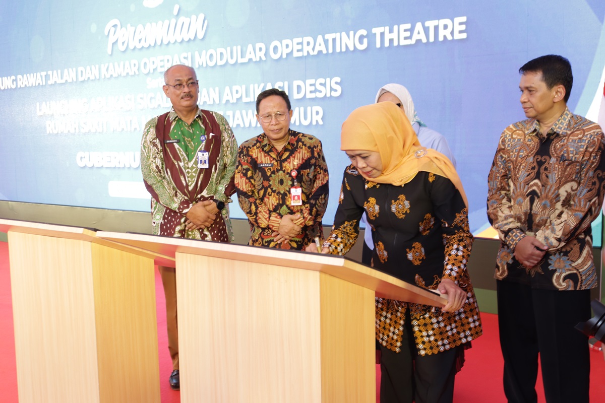 Gubernur Jawa Timur, Khofifah Indar Parawansa saat penanda tanganan peresmian Gedung Rawat Jalan dan Kamar Operasi Modular Operating Theatre RSMM Jatim, Surabaya/ ( Foto : Rafly / JNR)