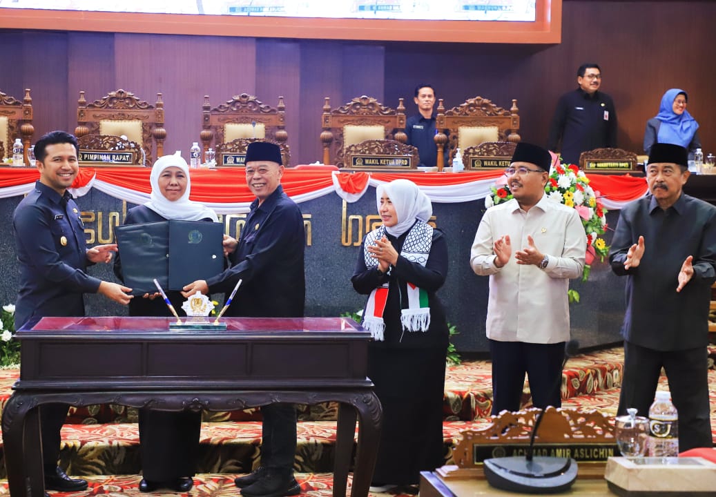 Gubernur Jawa Timur, Khofifah Indar Parawansa bersama pimpinan DPRD jatim
