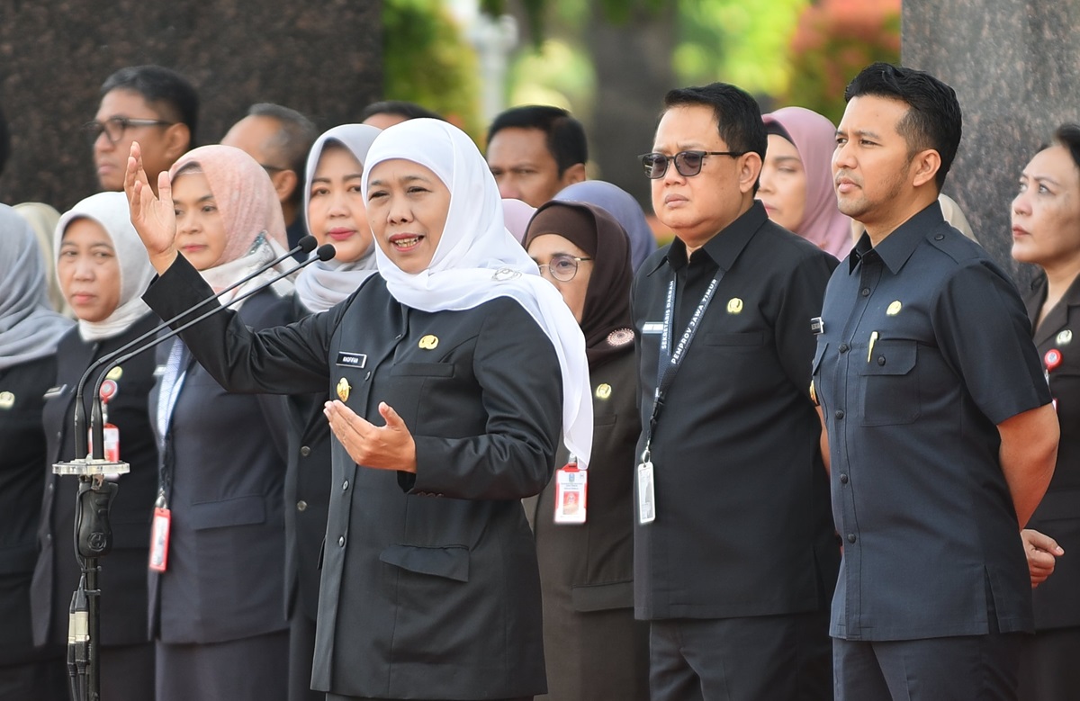 Khofifah Indar Parawansa dan Emil Elestianto Dardak pimpin apel di Kantor Gubernur Jawa Timur, Surabaya, Senin (12/2/2024).