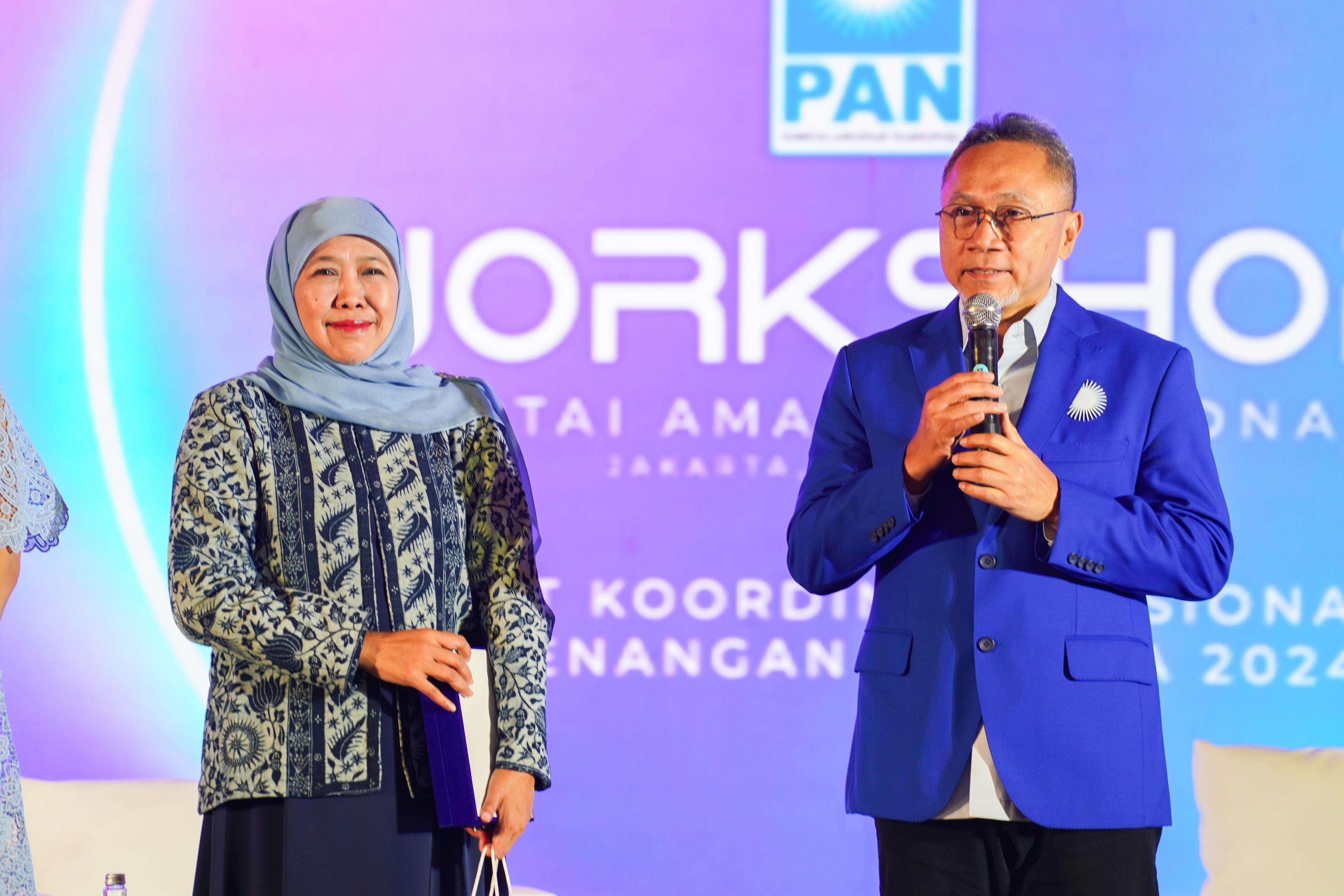 Khofifah Berbagi Pengalaman dengan Bacakada dan Caleg Terpilih PAN Khofifah saat memberi pembekalan kepada Caleg PAN terpilih (Foto: Tim Publikasi Khofifah)