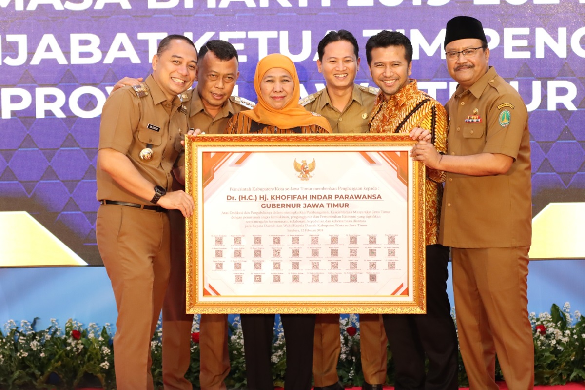 Khofifah Indar Parawansa dan Emil Elestianto Dardak, selaku Gubernur dan Wakil Gubernur Jawa Timur periode 2019-2024 menerima penghargaan dari Bupati dan Walikota Se Jatim. (Foto: Diskominfo Jatim)