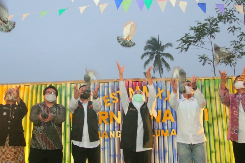 Gubernur Khofifah Indar Parawansa saat meresmikan Produk Wisata Baru dan Festival Wisata Desa (FWD) di Desa Wisata Tirtosari View, Desa Penanggal, Kecamatan Candipuro, Kabupaten Lumajang, Minggu (30/5/2021) sore. (Kominfo Jatim)