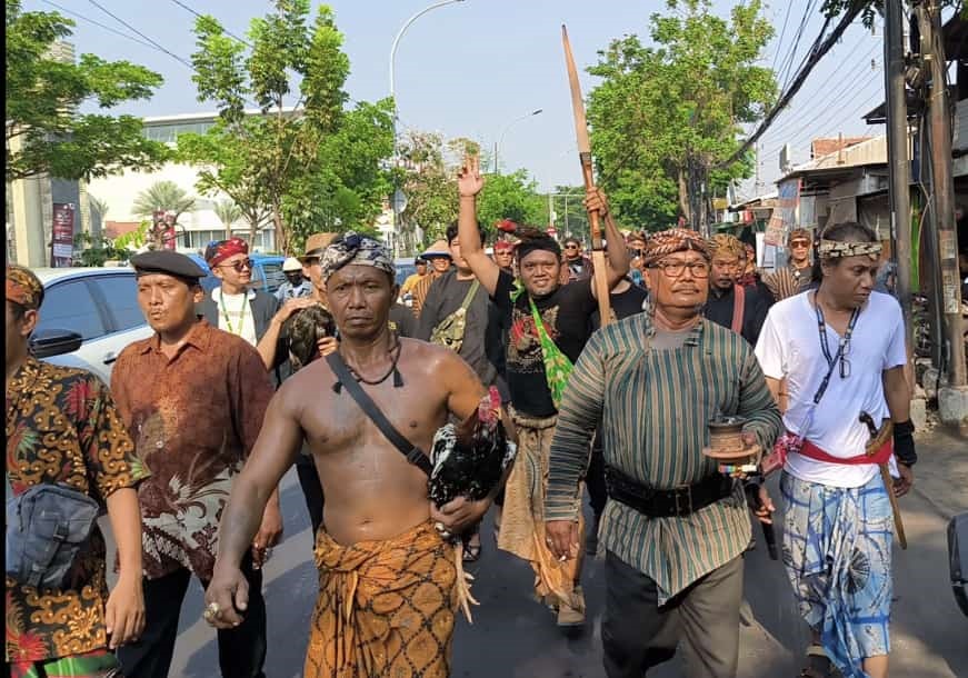 Warga Lidah Wetan berjalan kaki sejauh 14 KM dalam rangka Napak Tilas Raden Sawunggaling Menagih Janji