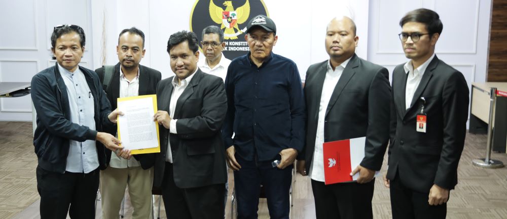 Mahkamah Konstitusi (MK) menerima surat terbuka dari Koalisi Masyarakat Sipil untuk Demokrasi dan Antikorupsi yang terdiri dari aktivis, pemikir dan tokoh demokrasi, HAM, dan antikorupsi, pada Kamis (4/4/2024) di Gedung 2 MK. Foto: Humas/Panji