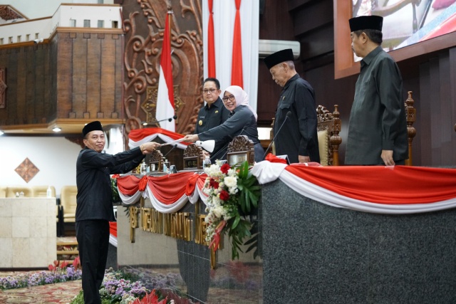 Anggota Komisi D DPRD Jatim, Martin Hamonangan saat memberikan jawaban komisi terkait Perubahan Perda RUED. (humas Sekwan DPRD Jatim) 