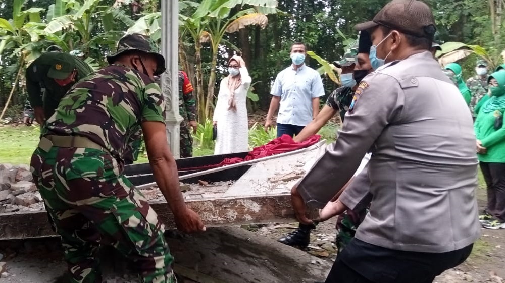 Anggota TNI-Polri dibantu warga membersihkan rumah warga yang rusak akibat gempa. (Foto : Noyo/JP/Bacasaja.id)