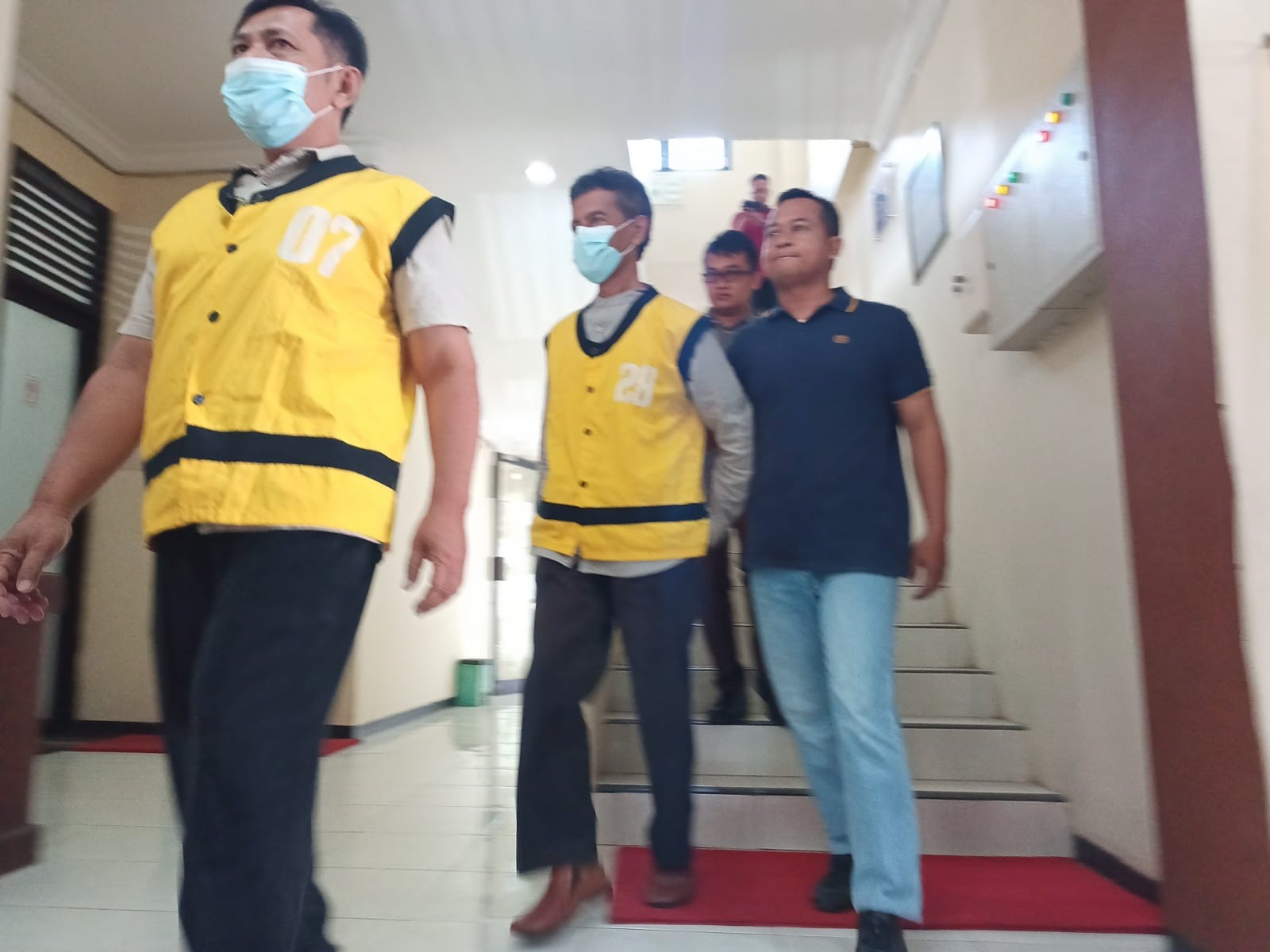 Tersangka korupsi pengadaan Gamelan di Dinas Pendidikan Kabupaten Tulungagung, Heri Purnomo dan Zul Kornen saat digiring ke mobil tahanan