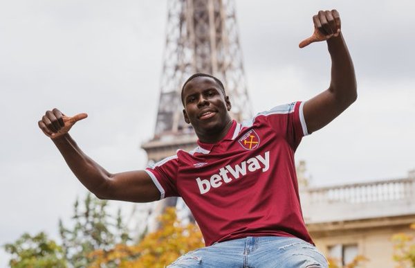 Kurt Zouma resmi bergabung dengan West Ham United dari Chelsea. (Twitter @westham)