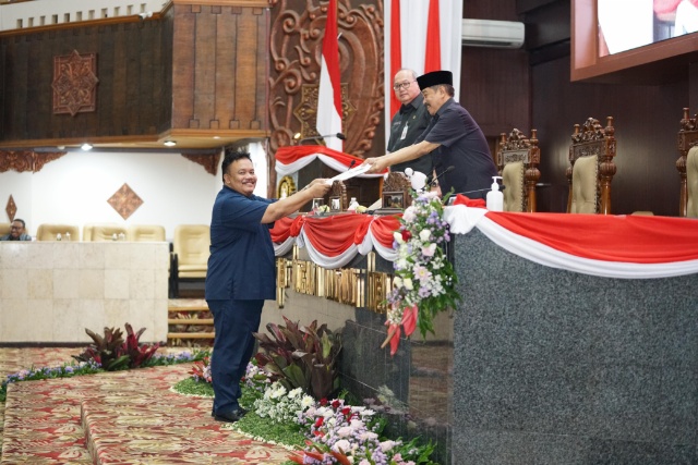 Wakil Ketua Pansus LKPj, M. Rosyidi memberikan rekomendasi terkait LKPj Gubernur Jatim 2023 ke pimpinan DPRD Jatim, Achmad Iskandar serta disaksikan oleh Pj. Sekdaprov Jatim, Bobby Soemiarsono. (Kominfo Jatim)