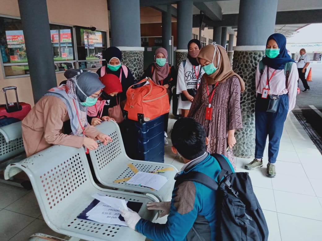 Para pekerja migran Indonesia saat pulang kembali ke tanah air.